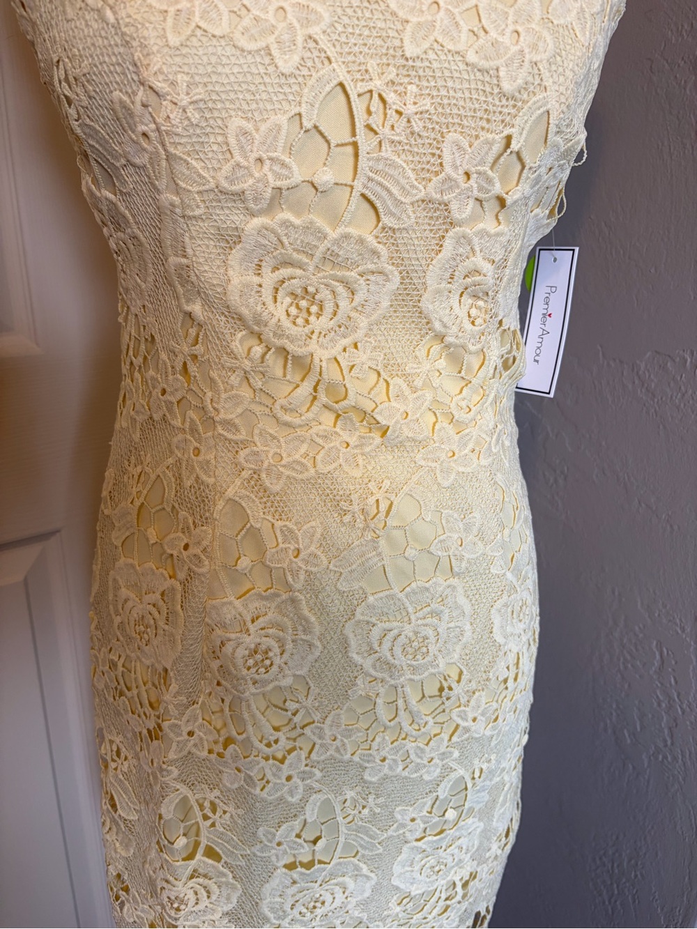 Premier Amour Sleeveless Yellow Lace Midi Dress with V-Neck summer floral - Picture 2 of 6
